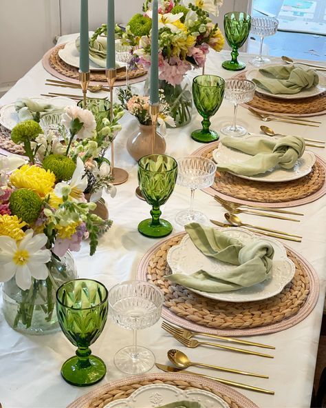 Cake With Yellow Flowers, Green Wedding Napkins, Sage Green Candles, Table Setting Spring, Sage Green And Yellow, Wedding Colors 2025, Lunch Table Settings, Bridesmaid Dresses Yellow, Round Table Settings