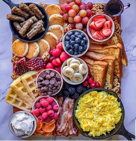 Breakfast Cuterie Board, Birthday Breakfast Board, Donut Breakfast Party, Contential Breakfast Buffet, Birthday Breakfast Healthy, Dad Breakfast Ideas, Girly Breakfast Ideas, Brunch Fruit Recipes, Bruch Birthday Idea