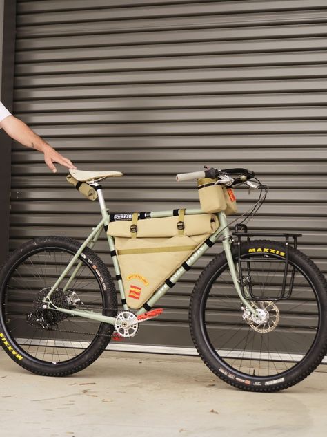 Custom Mountain Bike, Bike Bag Diy, Commuter Bike Urban, Merchant Aesthetic, Fixie Bike Ideas Style, Commuter Bike Style, Urban Bike Style, Bike Commute, Bike Commuting