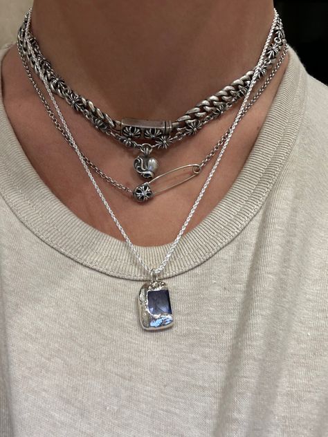 Layered Necklaces Men, Men’s Jewelry Aesthetic, Jewelry Men Aesthetic, Guy Jewelry, Pulseras Ideas, Mens Accessories Necklace, Jewelry Room, Silver Jewellry, Necklace Combo