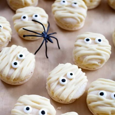 Mummy Macarons a Fun Halloween Dessert! - Nerdy Mamma Halloween Snack Recipes, Halloween Macaroons, Halloween Macarons, Fun Halloween Desserts, Macaron Ideas, Macaron Template, Macaroon Cookies, Macaron Flavors, Halloween Snack