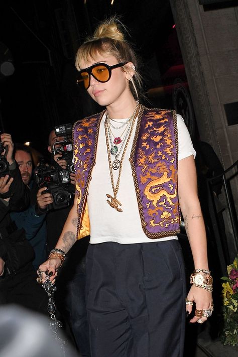 Embroidered vests that were a big trend in the 90s are back in style, and Miley Cyrus and Shailene Woodley are on board. Crochet Vest Street Style, Printed Vest Outfit, Retro Vest Outfit, Vest Over Dress Outfit, How To Wear A Vest, Dress And Vest Outfit, Boho Vest Outfit, Outfits With Vests, Vintage Vest Outfit