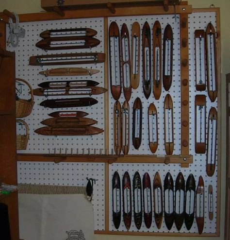 Weaving Room Organization, Craft Studio Organization, Weaving Room, Weaving Studio, Studio Weave, Weaving Loom Projects, Rigid Heddle Weaving, Weaving Tools, Weaving Looms