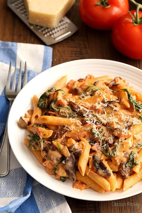 Creamy Tomato Mushroom Pasta (Dinner For Two) - Homemade In The Kitchen Pasta Mushroom, Beef Mushroom, Creamy Tomato Pasta, Pasta With Spinach, Mushroom Recipes Pasta, Goat Cheese Pasta, Tomatoes Recipe, Creamy Tomato Sauce, Homemade Tomato Sauce