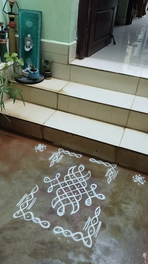 Muggulu Design Simple Border, South Indian Rangoli, Design Muggulu, Rangoli Designs Videos, Melikala Muggulu, Indian Rangoli Designs, Pattern Design Drawing, Easy Rangoli Designs Videos, Dot Rangoli