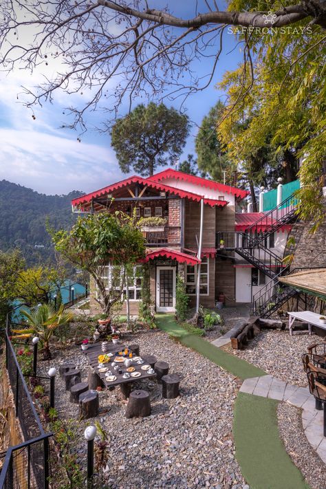 Image of a home surrounded by hills in Bhimtal Indian Mountain House, Shimla Houses, Himachal House, Village House Design Indian, Homestay Design Ideas, Small Village House Design, Old Indian Houses, Small Mountain Homes, Homestay Ideas