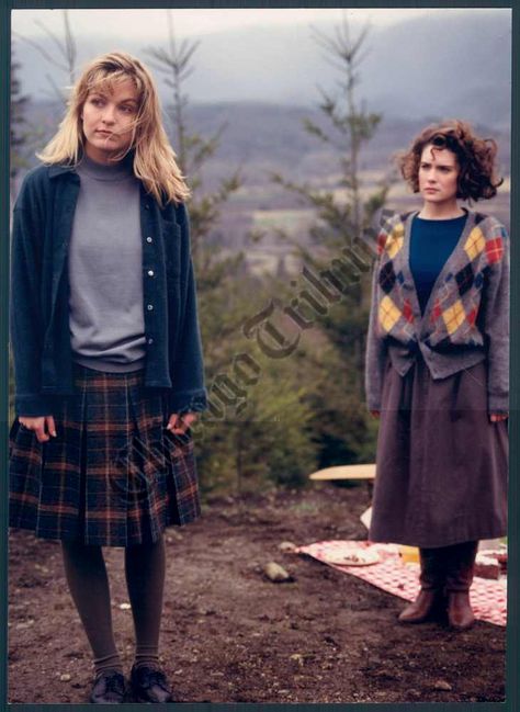 Laura Palmer & Donna Hayward, Twin Peaks, along with the Heathers girls, had such an impact on my teenage sartorial taste Laura Palmer Costume, Twin Peaks Costume, Donna Hayward, Twin Peaks Laura, Twin Peaks Laura Palmer, Twin Peaks Fashion, The Black Lodge, Fire Walk With Me, Sheryl Lee