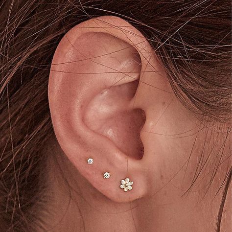 Triple Ear Piercing Aesthetic, Ear Piercing Three, Three Stud Ear Piercing, Two Pierced Ears Earrings, Gold Earing Stacks, Side Ear Piercing, Ear Piercings Women, Ear Piercings Studs, Lobe Piercing Ideas