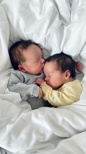 Cute Babies Pictures, Twin Babies Aesthetic, Newborn Twins Boy And Girl, Twins With Mom, Twin Baby Boy And Girl, Twin Aesthetic, Babies Aesthetic, Twins Aesthetic, Twin Boy And Girl