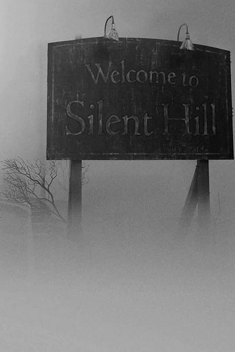 love this movie Silent Hill Aesthetic, Welcome To Silent Hill, Hill Aesthetic, Silent Hill Art, In My Restless Dreams, Pyramid Head, Silent Hill 2, Pfp Pics, Horror Artwork