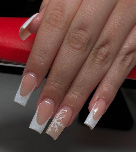 Cute Nails Acrylic Christmas Simple, Christmas Nails One Nail Design, Minimalist Acrylic Nails Square, Acrylic Nail Designs Xmas, White Christmas Nails Acrylic Short, Simple Christmas Design Nails, Xmas Square Nails, Nail Inspo Short Christmas, White French Winter Nails