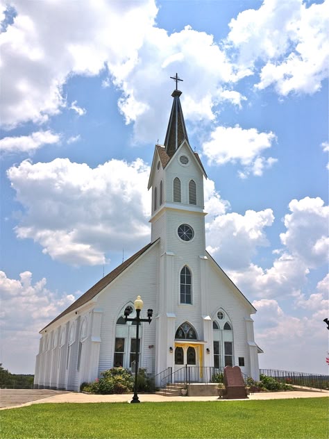 St Mary's Catholic Church. Absolutely charming church, with beautiful grounds and cemetery. Ellingen, TX White Colonial, Church Building Design, Abandoned Churches, Church Aesthetic, Images Hello Kitty, Church Backgrounds, Old Country Churches, Country Churches, Church Pictures