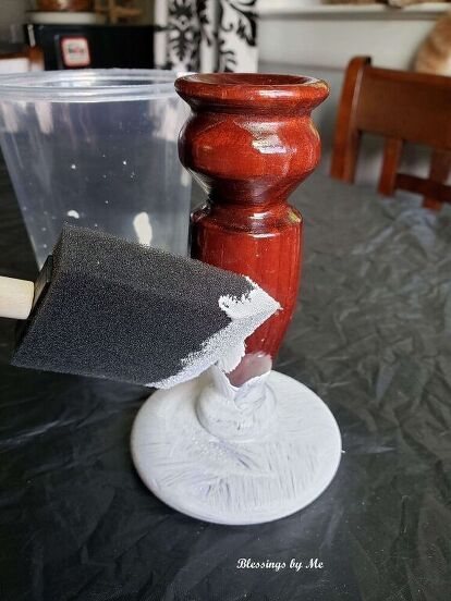 Love fixer upper but decorating on a budget? check out these DIY thrift store candlesticks for your living room mantel or entryway decor. These easy wooden chalk paint candlesticks makeover would make Joanna Gaines proud. #hometalk Farmhouse Candlestick Decor, Paint Candlesticks, Chalk Painted Candlesticks, Candlesticks Decor, Candlestick Makeover, Make Your Own Chalk Paint, Farmhouse Candlesticks, Spindle Crafts, Homemade Chalk Paint