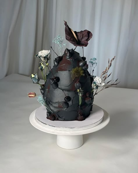 Strange Cake Designs, Weird Cake Designs, Weird Bday Cake, Ruined Cake Aesthetic, Chaotic Cakes, Gory Cake Ideas, Ugly Cake, Botanical Cake, Nyc Cake