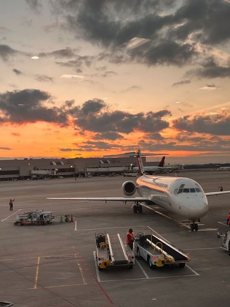 Iberia Airlines, Boston Logan International Airport, Miami International Airport, Airport Aesthetic, Emirates Airline, Travel Picture Ideas, Sunset Travel, Best Airlines, Flight Attendant Life