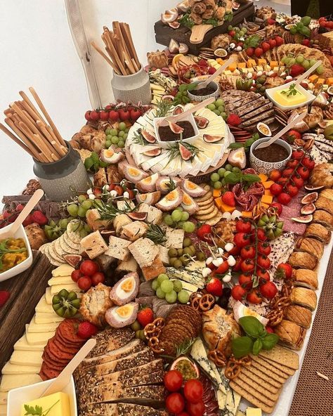 Gazing Food Table Wedding, Grazing Table For 70 People, Grazing Table Nye, Grazing Table List Of Food, Winter Grazing Table, Lunch Grazing Table, Evening Wedding Food, Birthday Party Food Table Set Up, Sweet Grazing Table