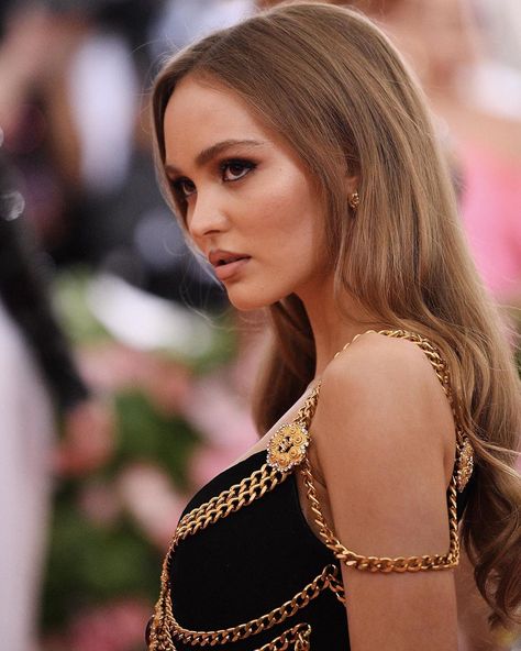 Just wow🖤 #lilyrosedepp #metgala Lily Rose Depp Met Gala, Lily Rose Depp Chanel, Lily Depp, Met Gala Dresses, 90s Makeup, Western Outfits Men, Dark Blonde Hair, The Idol, Lily Rose Depp