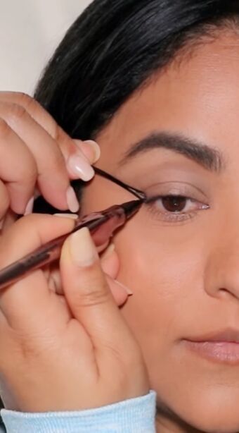 Easy Winged Eyeliner Tutorial, How To Do Cat Eyes Eyeliner, How To Apply Eyeshadow As Eyeliner, Cat Eyeliner For Hooded Eyes Step By Step, How To Do A Perfect Cat Eye Liquid Liner, Eyeliner Styles For Beginners, How To Do Bottom Eyeliner, Eyeliner Application Tips, Eyeliner Cat Eye Tutorial