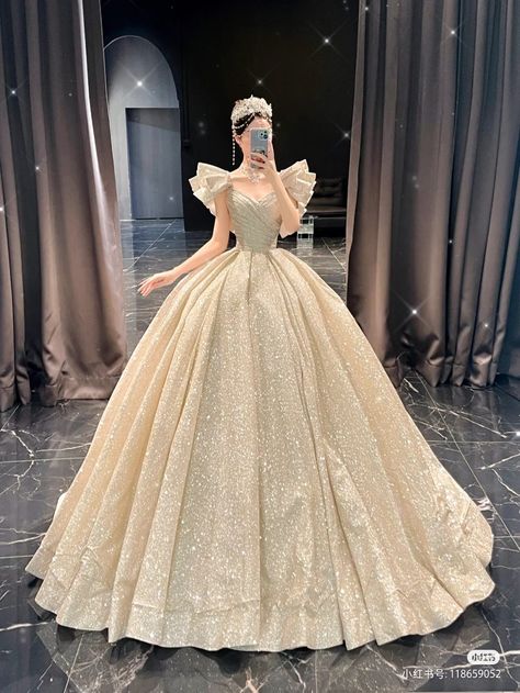 Royal Wedding Photos, Princess Ball Gowns Royals, Royal Ball Gown, Debut Gowns, Different Wedding Dresses, Royal Ball, Quince Dress, Fancy Wedding Dresses, Royal Dresses