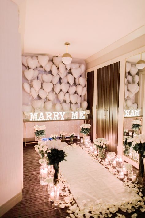 Engagement Decor Ideas Indoor, Marry Me Balloon Arch, Indoor Proposal Ideas Living Rooms, White Proposal Decor, Simple Marriage Proposal Ideas, Restaurant Proposal Ideas, Proposal Ideas Indoor, Proposal Decorations Indoor, Marry Me Decor