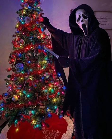 Ghostface Wallpaper Aesthetic, Ghost Face Wallpaper Aesthetic, Christmas Profile Pictures, Genos Wallpaper, Christmas Horror, Scream Ghostface, Scream 3, Ghostface Scream, Horror Villains