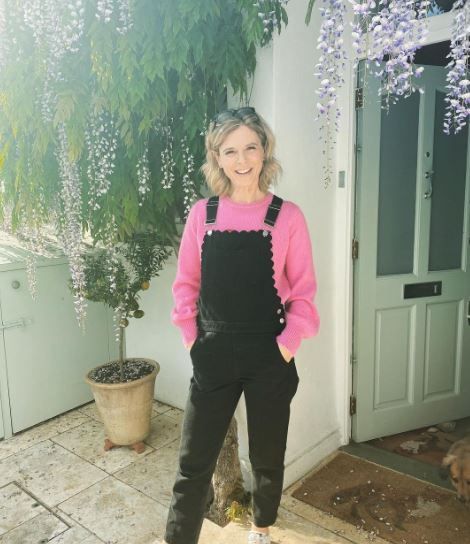 EMILIA Fox’s atmospheric West London Home doubles as a perfect family and entertaining space. The actress, 46, proudly shows off her trendy pad on Instagram, posting shots in the front yard, indoors and the back garden. One smiley shot sees her standing in front of a white ‘ooh la la’ bench with her arms wide […] Emilia Fox Silent Witness, Hugh Dennis, Emilia Fox, Silent Witness, Gold Bra, Fox Family, Daphne Du Maurier, Fox Home, Large Flower Pots