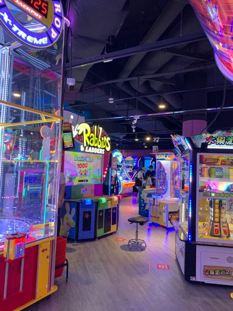 Timezone Date, Arcade Pics, Arcade Aesthetic, Indoor Fun, Night Aesthetic, Amusement Park, Aesthetic Photo, Arcade Games, Summer Activities