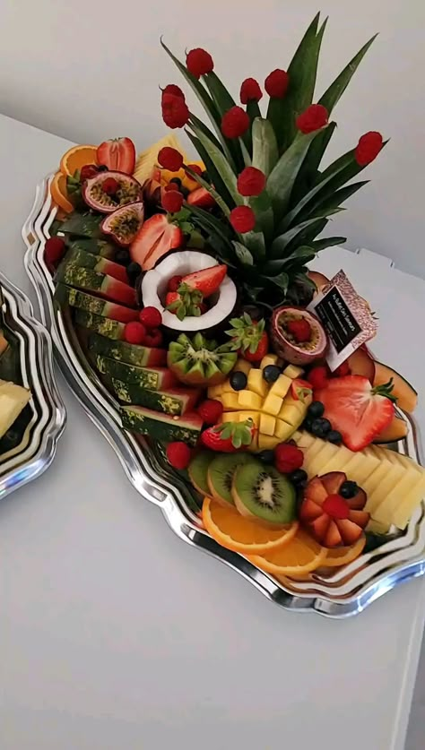 Salad Arrangement Ideas, Fruit Salad Decoration Ideas, Plateau Fruit, Luxurious Desserts, Greek Food Party, Fruit Table Ideas, Fruit Composition, Cobb Salad Ingredients, Fruit Platter Ideas Party