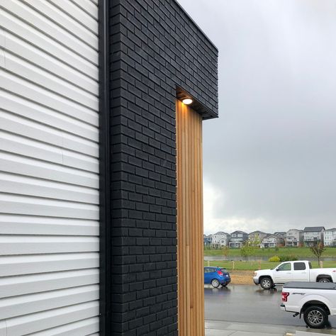 BRIK by Quality Stone | Simply Black Faux Brick Panels Modern Brick Colors, Black Brick Patio, Mid Century Paint Colors, Brick Options, Modern Siding, Modern Exteriors, Modern Brick House, Black Metal Roof, Wood Saw