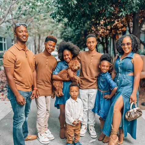 Family Pics 5 People, Black Family Fall Photoshoot Outfits, Christmas Sweater Photoshoot Family, Fall Christmas Pictures Family, Rust And Denim Family Pictures, Sibling Fall Photoshoot Outfits, Black Family Fall Pictures, Family Outfits Photoshoot, Fall Black Family Photos