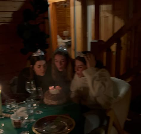 #birthday #cake #cabin #crown #friends #sing #candles Winter Birthdays Aesthetic, Chalet Birthday Party, Birthday In The Mountains, Birthday Cabin Weekend, Cabin Birthday Aesthetic, Cabin Party Aesthetic, Birthday Cabin Trip, Cabin Birthday Party Ideas, Winter Birthday Aesthetic