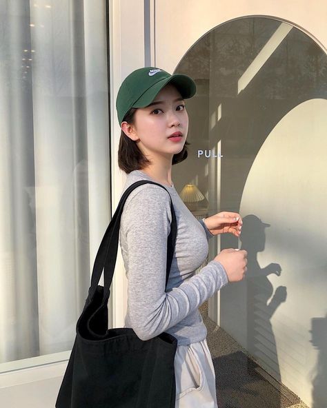 Korean Cap Outfit, Short Hair With Cap Hats, Ootd For Short Hair, Ootd Short Hair, Baseball Cap Short Hair, Short Hair And Hats, Short Hair Hat, Date Fits, Short Hair Outfits