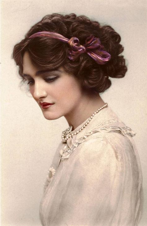 Edwardian Actress, Victorian Era Hairstyles, Titanic Fashion, Lily Elsie, Victorian Ladies, Era Fashion, Gibson Girl, Victorian Women, Vintage Portraits