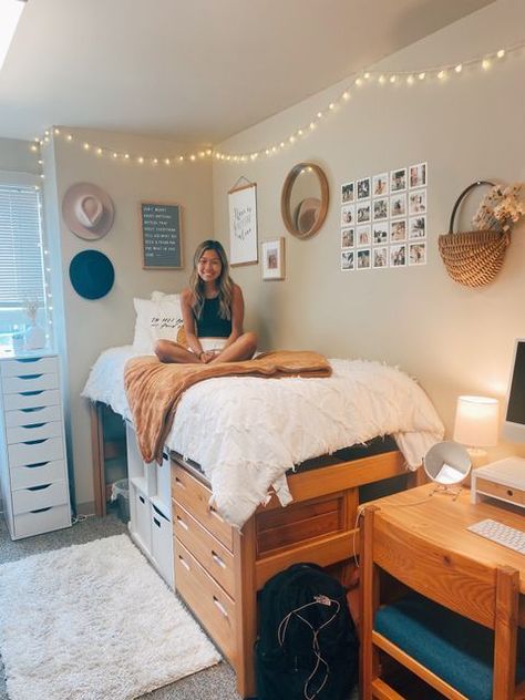 cozy dorm, dorm room, college dorm, white dorm, neutral dorm Dorm Room Asthetics Ideas, Small Dorm Room Ideas Layout Double, Small Dorm Room Ideas Layout, Double Dorm Room Ideas, Simple Dorm Room, Modern Dorm Room, White Dorm Room, Collage Dorm, Dorm Room Layouts