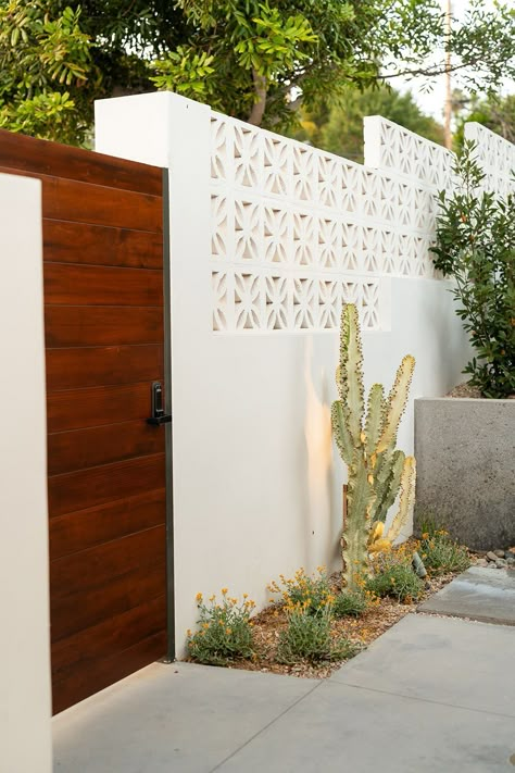 🌵✨ Welcome to a stylish blend of modern architecture and natural beauty! This entrance showcases a striking combination of textures with its elegant wooden gate, decorative block wall, and vibrant greenery. The addition of the cactus adds a touch of the desert aesthetic, creating a warm and inviting atmosphere. Step through and discover the beauty that lies beyond!⁠
⁠
⁠
Landscape design, Exterior Decor & Styling: @designbybrookside⁠
Photography: @shay.studios⁠ Decorative Breeze Blocks, Mid Century Breeze Block Wall, Breeze Block Retaining Wall Garden, Breeze Block Fence With Gate, Breezeblock Fence, Villa Fence Wall Design, Wall Fence Design Modern, Breeze Block Facade, Fence Wall Design Concrete