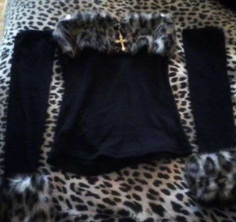 Cool Tube Tops, Fur Top Outfit, D.i.a Gyaru, Gold And Black Outfit, Y2k Tube Top, Mcbling Fashion, Leopard Print Outfits, Fur Top, Gyaru Fashion