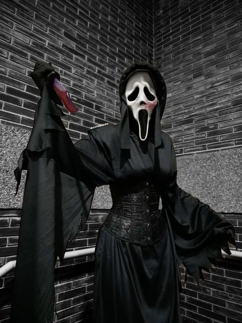 Woman Scream Costume, Ghost Woman Costume, Girly Ghostface Costume, Scream Woman Costume, Halloween Ghostface Costume, Halloween Costumes With Masks Women, Scream Cosplay Female, Ghostface Costume Women Ideas, Ghost Face Costume Women Outfit