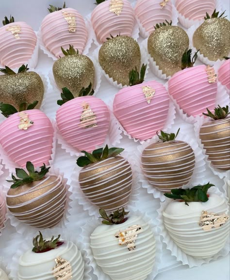 Chocolate Covered Strawberries Pink Gold, Pink White Gold Strawberries, Princess Theme Chocolate Covered Strawberries, Pink Gold Strawberries, Sweet 16 Strawberries, Quince Chocolate Covered Strawberries, Pink And Gold Treats, Girly Chocolate Covered Strawberries, Pink And Gold Chocolate Strawberries