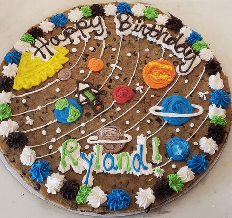 Cookie cake design Space Cookie Cake, Cookie Cake Birthday Designs, Cookie Cake Decorating Ideas Birthdays, Cookie Cake Decorating Ideas, Giant Cookie Cake, Cake Designs For Boy, Cookie Cake Decorations, Cookie Cake Designs, Buttercream Cake Designs