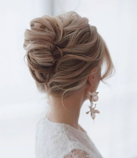 Bridal Messy French Roll Midi Hair Midi Hair, Mob Hair, Quick Updo, Mother Of The Groom Hairstyles, Hair For Wedding, Trendy Updos, Easy Updo Hairstyles, Wedding Hair Up, Easy Updo