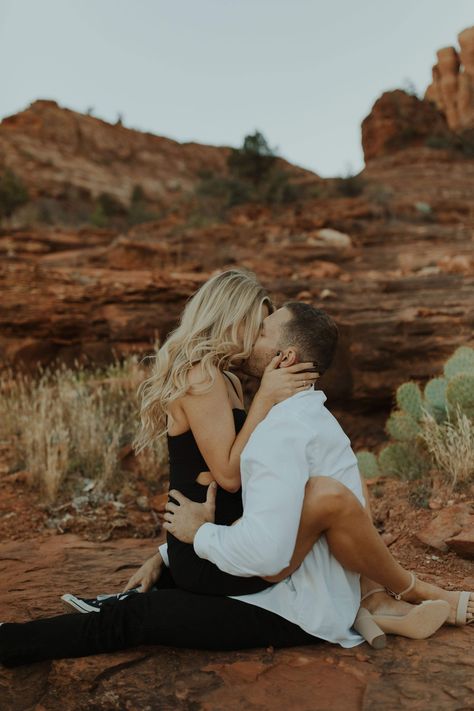 Saguaro National Park Engagement Photos, Desert Engagement Photoshoot, Desert Photoshoot Outfit Couples, Unique Engagement Photo Outfits, Red Rock Couples Photoshoot, Big Bend Engagement Photos, Zion Engagement Photos, Engagement Shoot Outfit Casual, Western Desert Engagement Photos