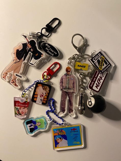 Id Keychain, Keychain Aesthetic Diy, Kpop Keychain Ideas, Keyring Aesthetic, Key Chains Aesthetic, Keyring Kpop, Keyring Ideas, Kpop Keychain, Aesthetic Keychain