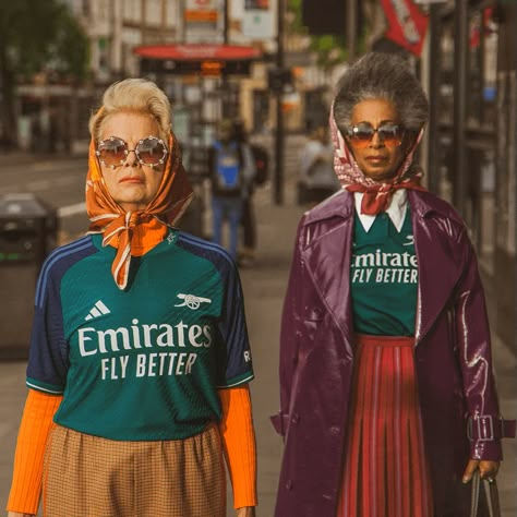 Football Jersey Street Style, England Shirt Outfit Women, Arsenal Outfit Women, Football Fashion For Women, Arsenal Jersey Outfit, Womens Football Aesthetic, Bloke Core Outfits Woman, Soccer Shirt Outfit, Football Kit Outfit