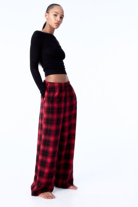 Loose-fit pajama pants in soft cotton flannel. High waist  waistband with drawstring and covered elastic  and discreet side pockets. Wide legs. Christmas Pajamas Plaid Pants, Flannel Pyjama Bottoms, Christmas Pjs Pants, Christmas Pj Pants Aesthetic, Red Pajama Pants Outfit, Red And Black Pajama Pants, Red Flannel Pants, Christmas Pjs Couple, Pj Pants Plaid