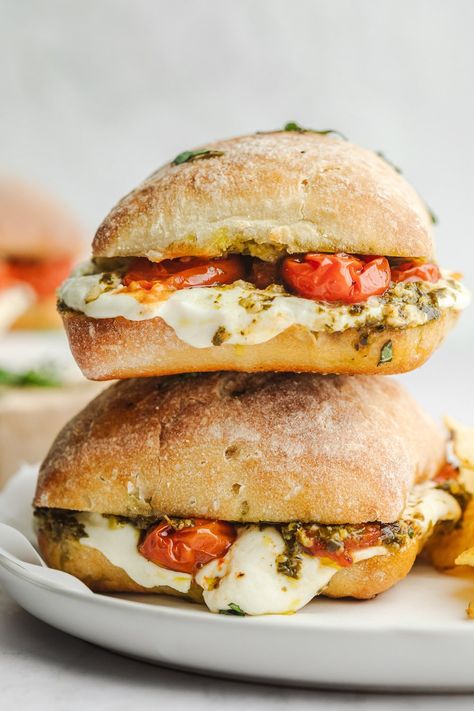 Tomato Mozzarella Sandwich, Starbucks Sandwiches, Greek Yogurt Veggie Dip, Baked Sandwiches, Pesto Sandwich, Caprese Sandwich, Easy Sandwich Recipes, Panini Recipes, Tomato Mozzarella