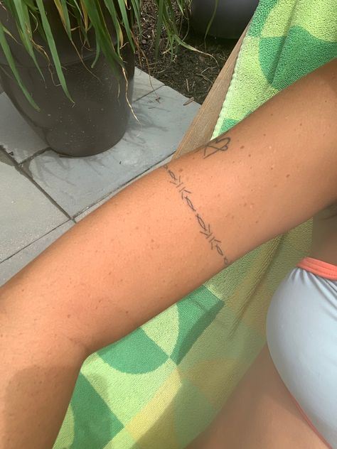 Armlet Tattoo Women, Fine Line Barbed Wire Tattoo, Tattoo Ideas Arm Band, Dainty Band Tattoo, Dainty Arm Wrap Tattoo, Horizontal Arm Tattoo, Tattoo Cuffs For Women, Dainty Barbed Wire Tattoo, Fine Line Armband Tattoo