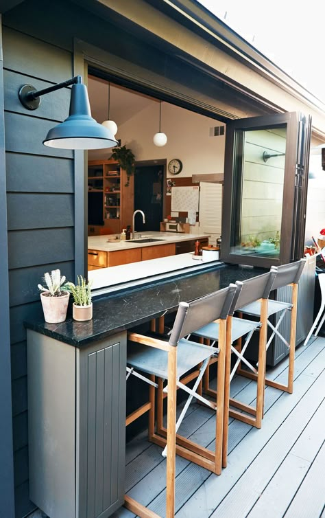 Small Space Renovation, Indoor Kitchen Design, Outdoor Modern Kitchen Design, Small Outdoor Cooking Area, Small Space Outdoor Kitchen, Tiny Outdoor Kitchen, Outdoor Kitchen Deck, Small Outdoor Bar, Outdoor Kitchen Small Space