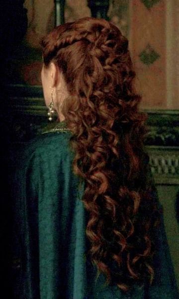 Tumblr Medieval Half Up Hair, Ever After Hairstyles, Victorian Curly Hairstyles, Long Medieval Hair, Long Princess Hair, Princess Curly Hair, Hairstyles From Movies, Victorian Curls, Italian Hairstyles Woman