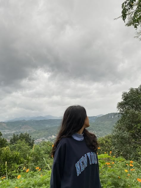 Hillstation Outfits, Photo Poses In Mountains, Hadley Aesthetic, Baker Hadley, The Sky Aesthetic, Her Name In The Sky, Mountain Photo Ideas, Travel Pose, Travel Picture Ideas