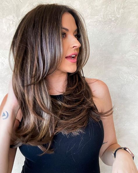 Tia Booth Hair, Tia Booth, Brunette Roots, Brown Hair Color Shades, Sleek Short Hair, Color Trends 2024, Balayage Hair Color, Honey Brown Hair, Fall Hair Cuts